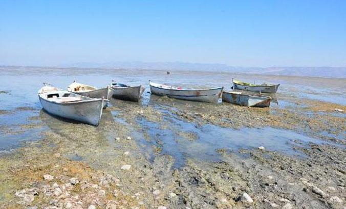 Marmara Gölü'nde su 500 metre çekildi, derinlik 1 metreye düştü