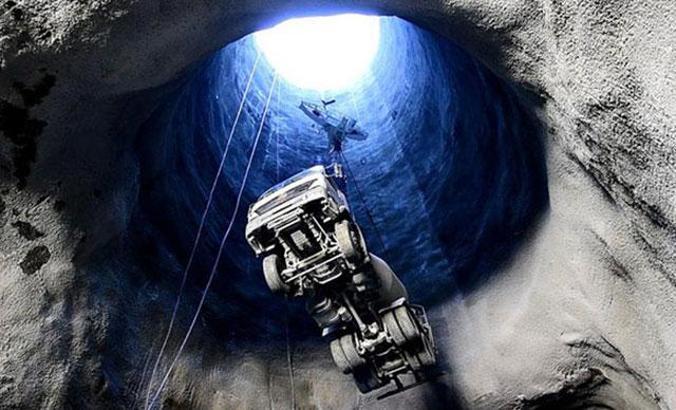 Yusufeli Barajı'nda dev araçlar vinçle havadan taşınıyor