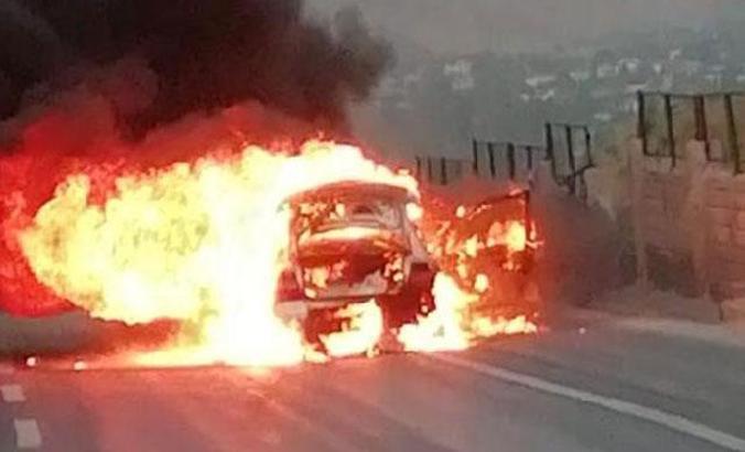 Alev topuna dönen otomobilin sürücüsü canını zor kurtardı