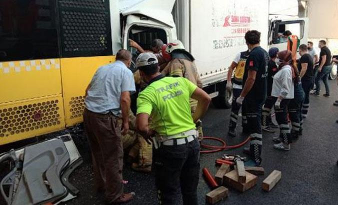 Küçükçekmece'de kamyonet İETT otobüsüne arkadan çarptı: 2 yaralı