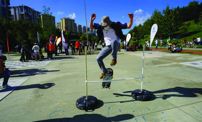 Başakşehir Sular Vadisi’nde gençlerden kaykay şov