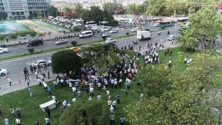İBB önünde servisçilerden protesto