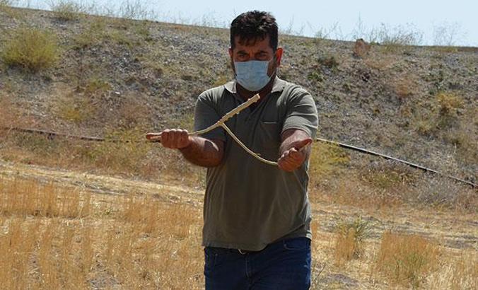 Ağaçtan yapılan çatal çubukla 'su' arıyor