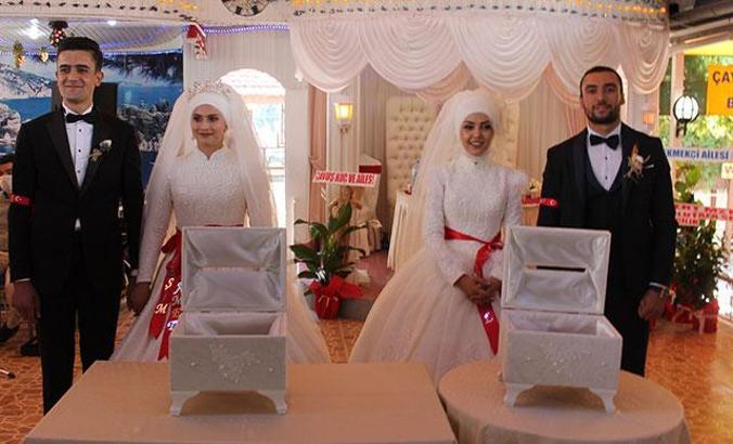 İki kardeş salgın nedeniyle aynı düğünde evlendi