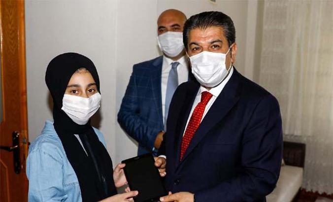 Tableti olmayan öğrencilerin evlerine sürpriz yapıldı