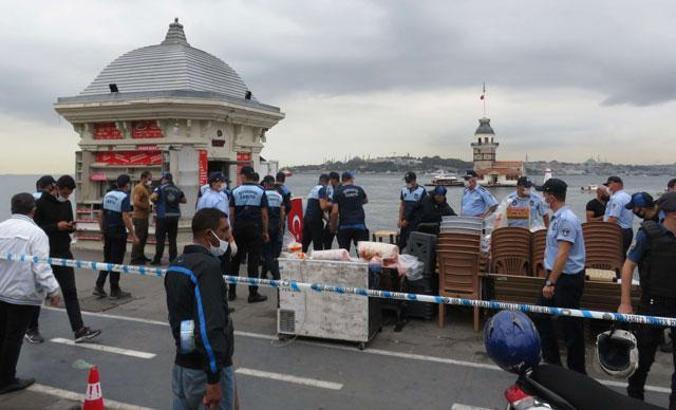 Üsküdar sahilindeki 2 büfeye yıkıldı