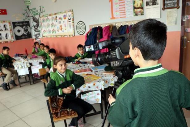 Kartondan kamerasıyla tanınan Abdulselam, çektiği görüntülerle belgesel yapacak