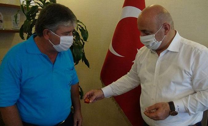 Çöpteki bayrağı çıkaran temizlik işçisine altın