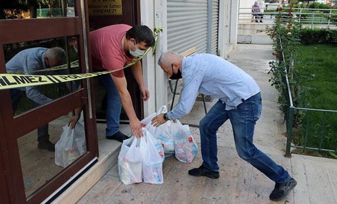 Karantinadaki 500 kişinin ihtiyacını Vefa Grubu ile çevre esnafı karşılıyor