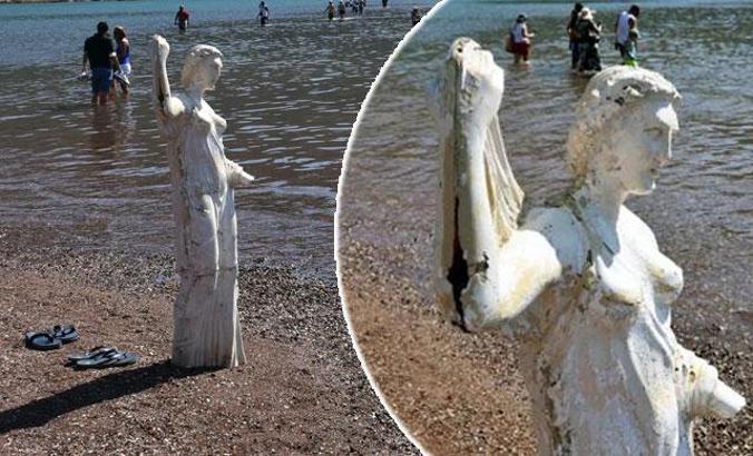 Kızkumu'nun 'Prenses' heykeli şimdi de 'küllük' olarak kullanılıyor