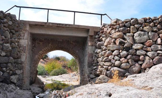 Antik kentin taşları ile cami ve 3 köprü yapılmış