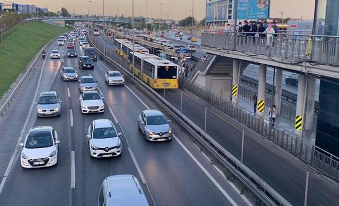Kademeli mesaiye rağmen ilk iş gününde trafik yoğunluğu değişmedi