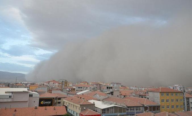 Konya Ereğli'de kum fırtınası ilçeyi karanlığa bürüdü
