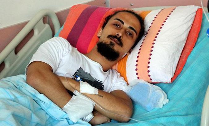 Sahilde arkadaşlarıyla gitar çalan tıp fakültesi öğrencisinin çenesini kırdılar