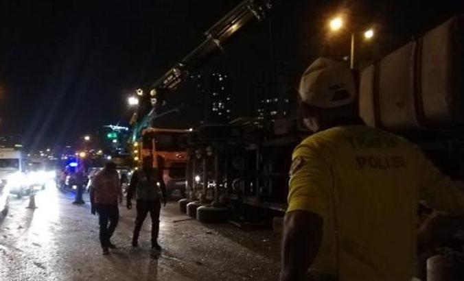 Avcılar TEM Otoyolu yan yolda tır devrildi