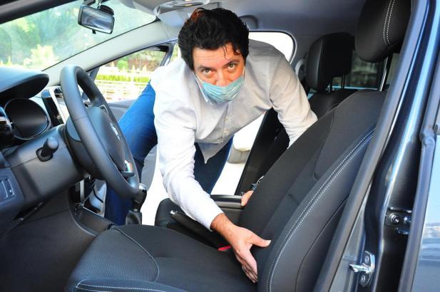 Sıfır otomobilin koltuğundan çıkan falçata parmağını kesti