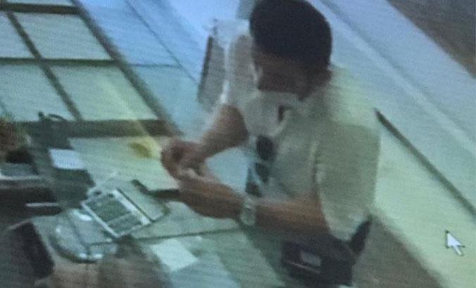 Sahte altın zincir verip; 5 Cumhuriyet, bir de yarım altın alan zanlı kamerada