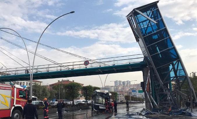 Ankara'da belediye otobüsü üst geçit asansörüne çarptı
