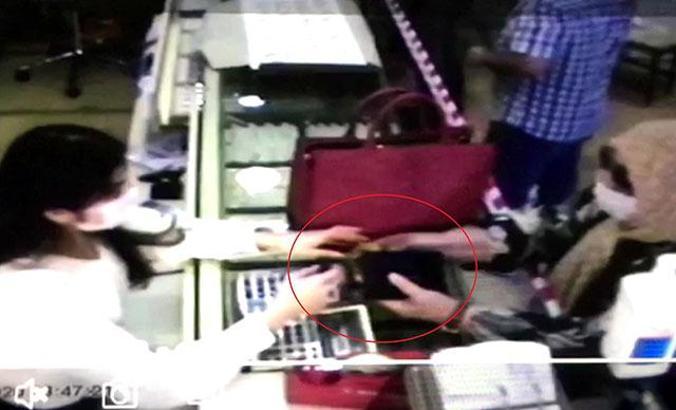 64 yaşındaki kadın, el çabukluğu ile 5 altın bilezik çaldı