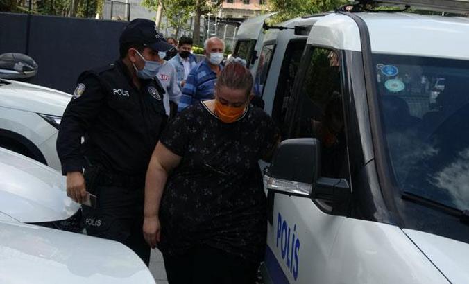 Zorla uyuşturucu kuryesi yapıldığını iddia eden kadın polislere teslim oldu