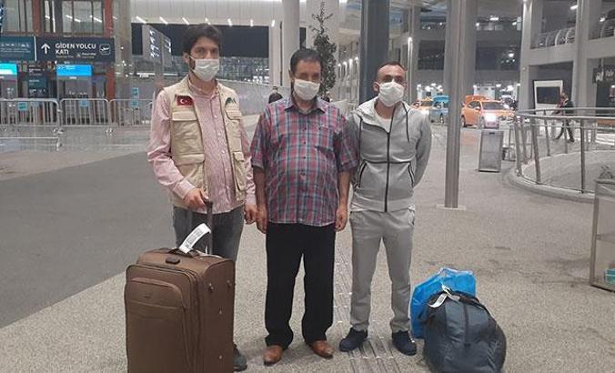 Libya'da alıkonulan iki Türk Türkiye'ye döndü; Sevinçten yeri öptü