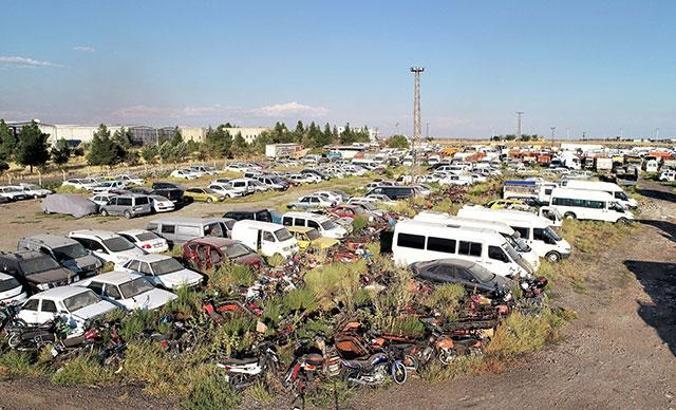 Diyarbakır'da yediemin otoparklarında bulunan araçlar çürüyor