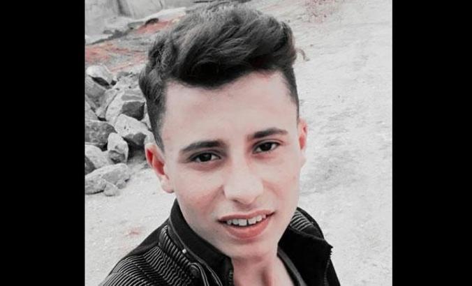 Yüksek gerilim hattına takılan biçerdövere temas eden genç öldü