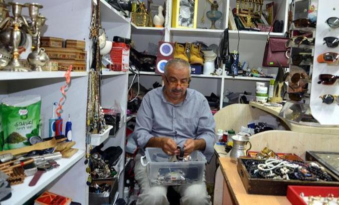 25 yıldır uçakta unutulan eşyaları satıyor...  Gözlük, cüzdan, cep telefonu ilk sırada