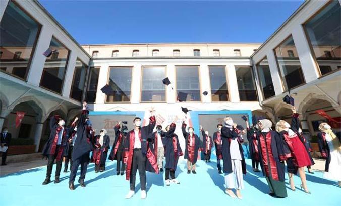 2020 mezunları koronavirüs önlemleriyle uğurlandı