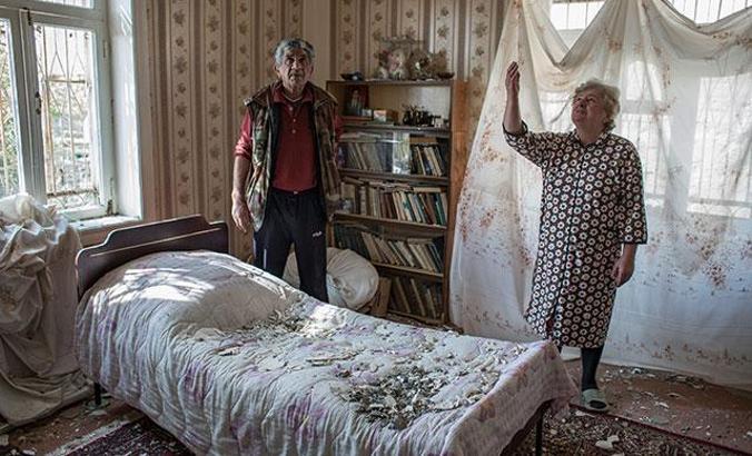 Azerbaycan'da evi bombalanan doktor, asker ve halk için Terter'i terk etmiyor