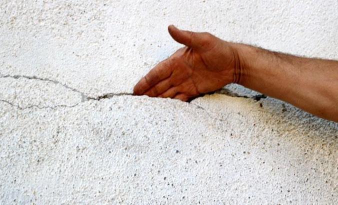 Duvarlarında çatlak oluşan evlerde korkuyla yaşıyorlar