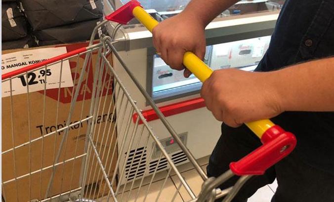 Market arabasını tutarken dikkat; virüs parlak ve pürüzsüz yüzeyleri seviyor
