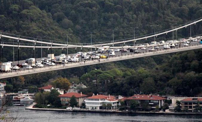 Fatih Sultan Mehmet Köprüsü'nde intihar girişimi trafiği kilitledi