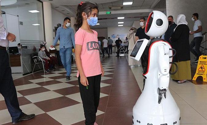 Batman'da koronavirüs uyarısı robot 'Mini Ada'dan