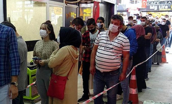 Uçakta unutulan eşyaları görüp almak isteyenler kuyruk oluşturdu