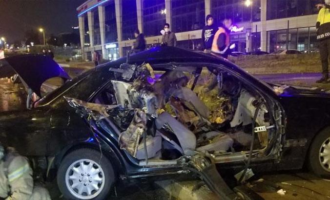 Kartal'da bariyerlere çarpan otomobildeki iki kişinin ayakları koptu