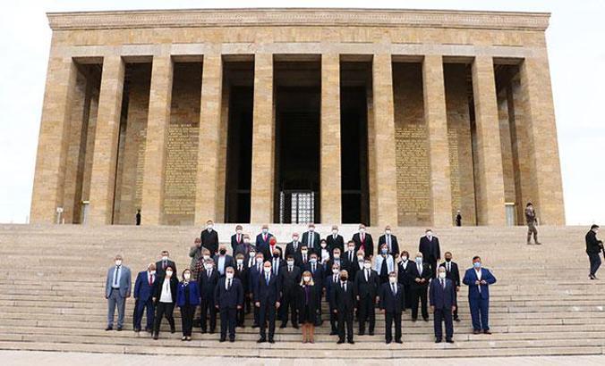 Bakan Soylu, muhtarlarla birlikte Anıtkabir'i ziyaret etti