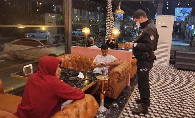 Başakşehir'de kafede nargile içen 12 kişiye ceza yağdı