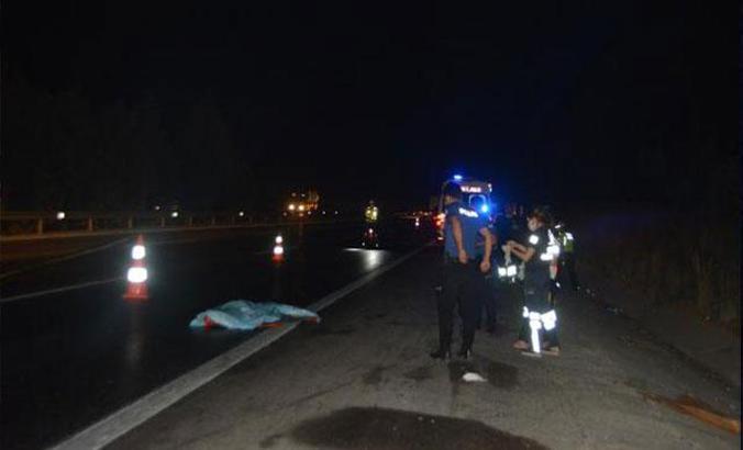 Yolun karşısına geçmek isterken, birçok aracın çarpmasıyla öldü