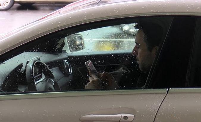 Trafikte telefon tutkusu...3 ayda 75 bin sürücüye ceza kesildi ancak manzara aynı...