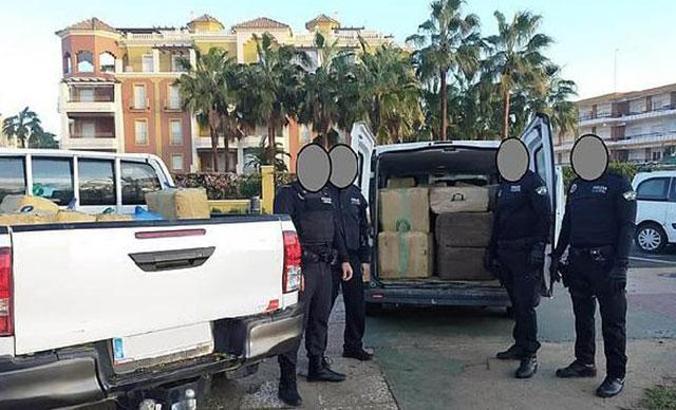 İspanya’da 3 ton uyuşturucu madde karaya vurdu