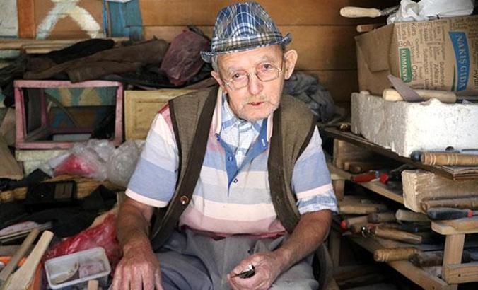 80 yaşındaki emekli imamı, bıçaklı saldırgandan çocukları kurtardı