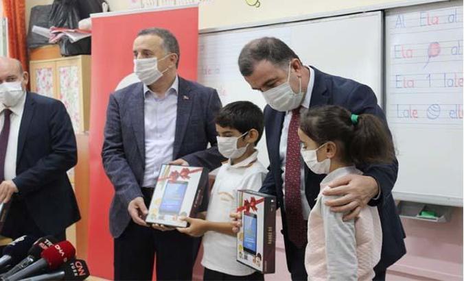 Belediye ihtiyaç sahibi öğrencilere tablet dağıttı