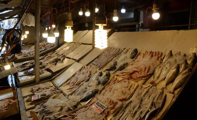 Balık tezgahında renkli ışık hilesi