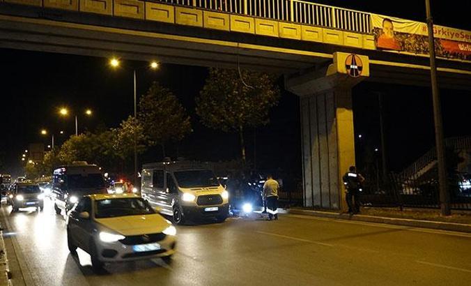 Üst geçitten atladı, otomobilin altına kalıp öldü