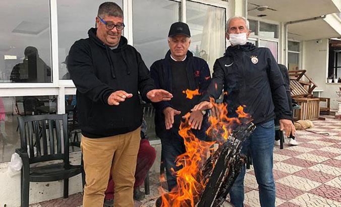 Yazlıkçılar kışın da İstanbul'a dönmüyor; odun kırıp ateş yakıyorlar