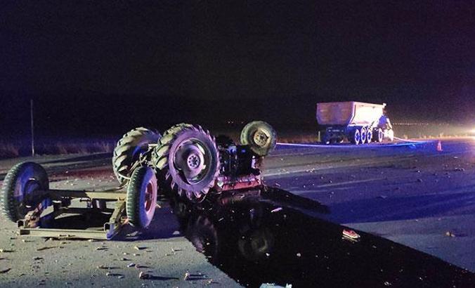 Devrilen traktörden yola savruldu, kamyon altında kalıp öldü