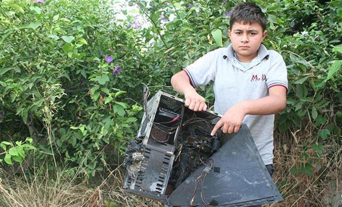 Evlerinde çıkan yangında bilgisayarı yanan Mustafa: Okumak istiyorum