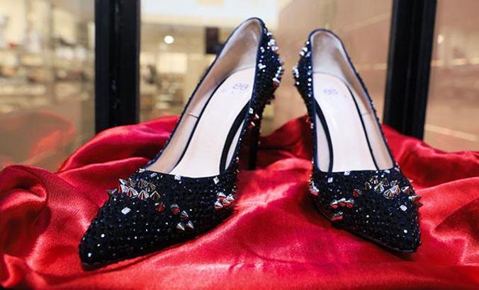 Taş süslemeli kadın ayakkabısı, 104 bin TL'ye satıldı