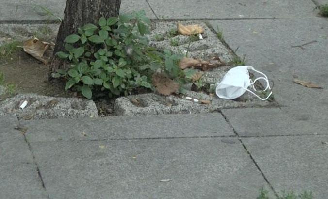 Yerlere atılan maskeler tehlike saçıyor... Uzmanından "Bulaş riskini tetikliyor" uyarısı